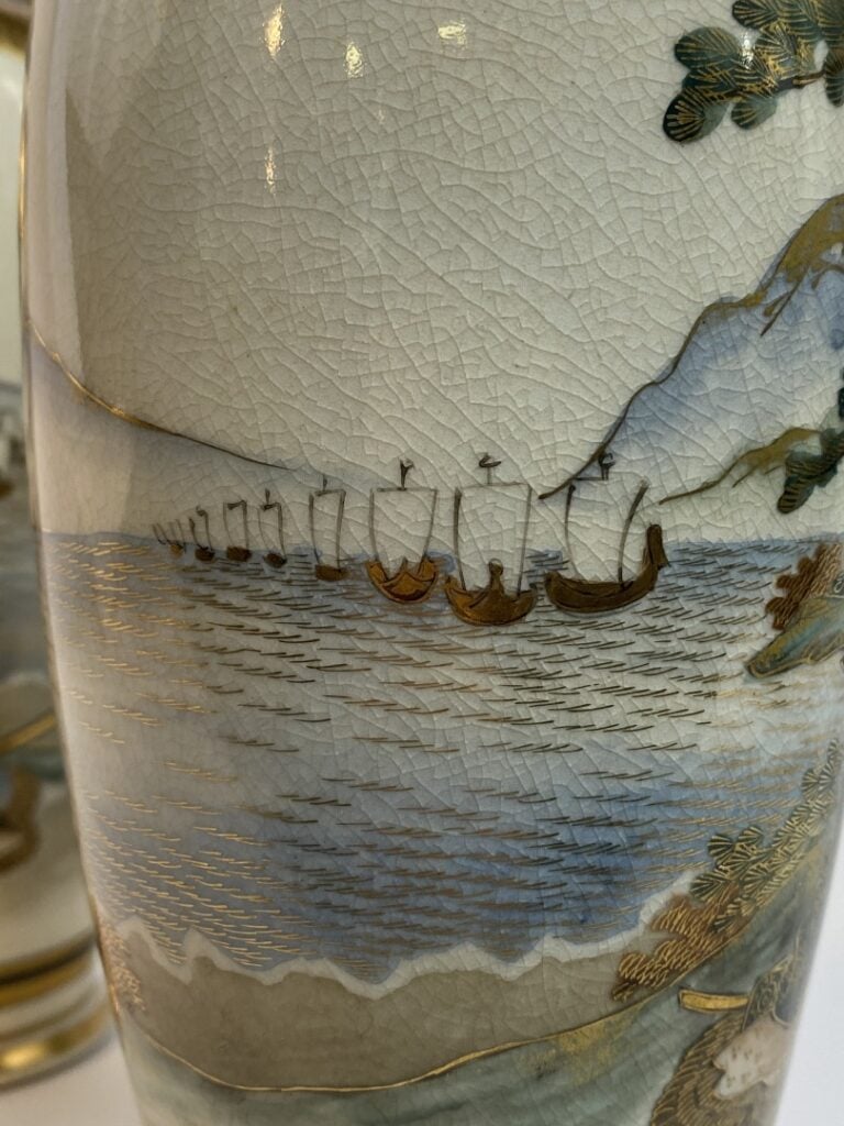 PAIRE DE VASES OVOIDES ETIRES EN FAIENCE DE SATSUMA POLYCHROME ET OR - Japon, F…