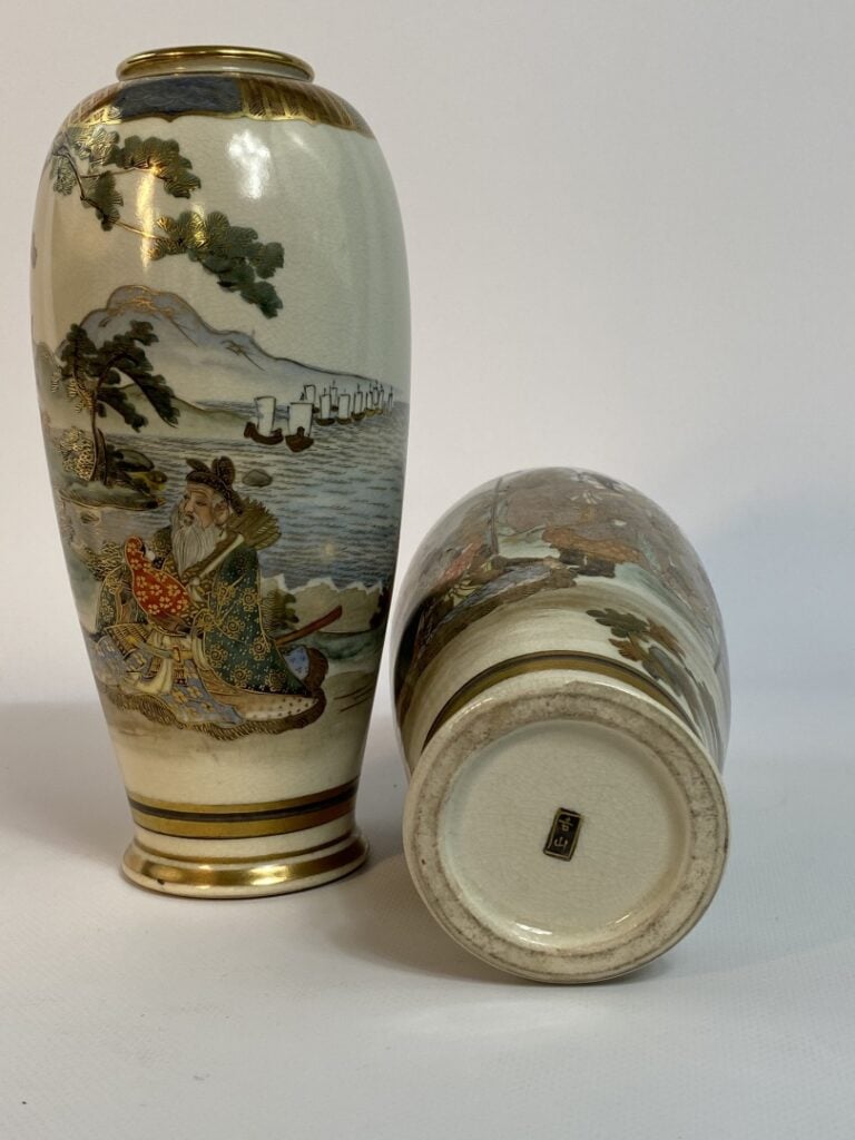 PAIRE DE VASES OVOIDES ETIRES EN FAIENCE DE SATSUMA POLYCHROME ET OR - Japon, F…