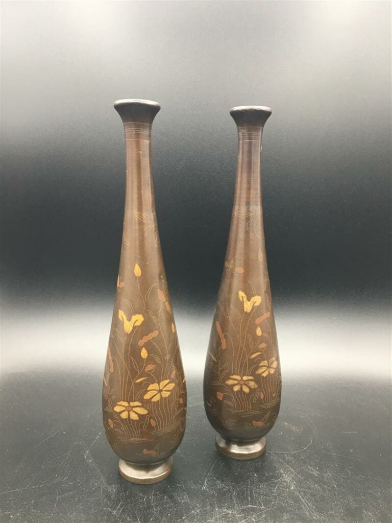 PAIRE DE VASES PIRIFORMES EN BRONZE A INSCRUSTATION DE METAUX MOUS - Vietnam /…