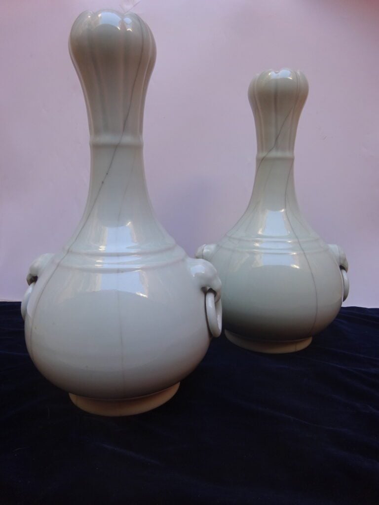 [-] PAIRE DE VASES PIRIFORMES EN CELADON CRAQUELE - Chine - Repose sur un court…