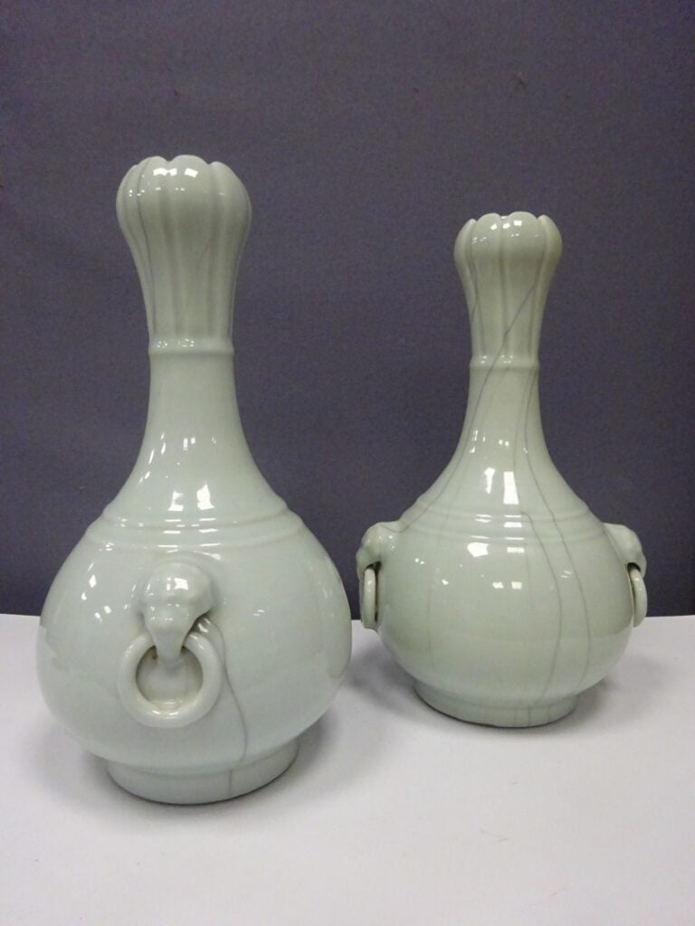 [-] PAIRE DE VASES PIRIFORMES EN CELADON CRAQUELE - Chine - Repose sur un court…