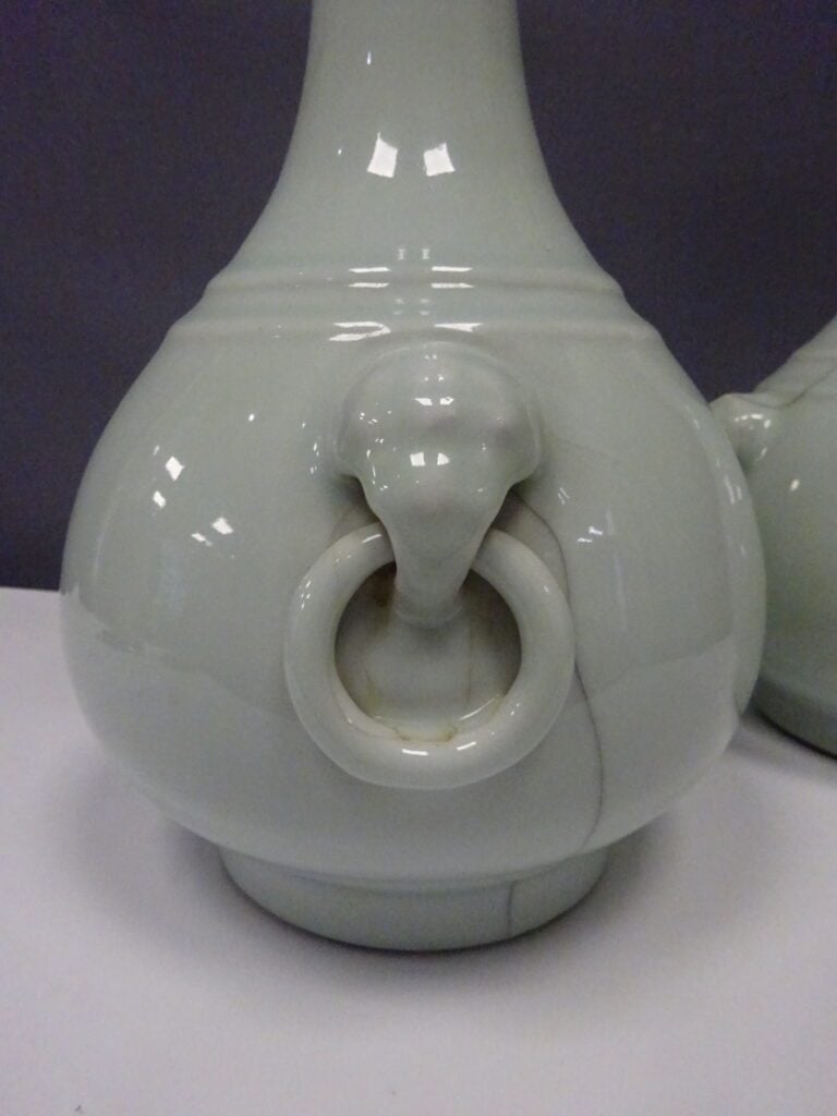 [-] PAIRE DE VASES PIRIFORMES EN CELADON CRAQUELE - Chine - Repose sur un court…