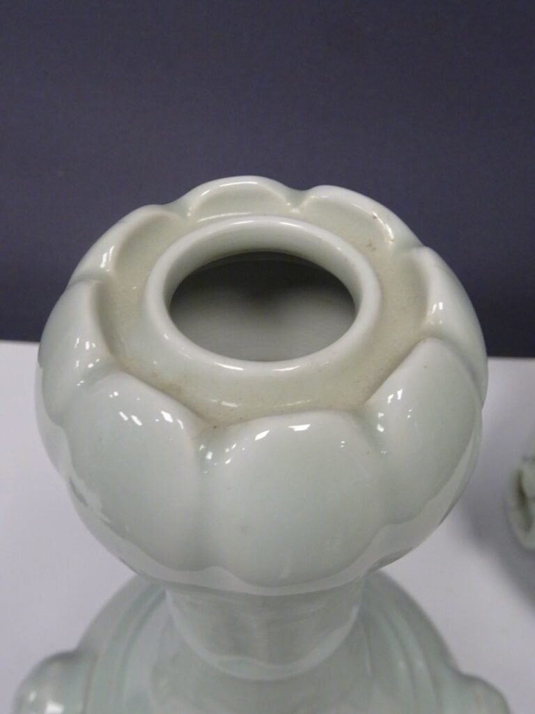 [-] PAIRE DE VASES PIRIFORMES EN CELADON CRAQUELE - Chine - Repose sur un court…