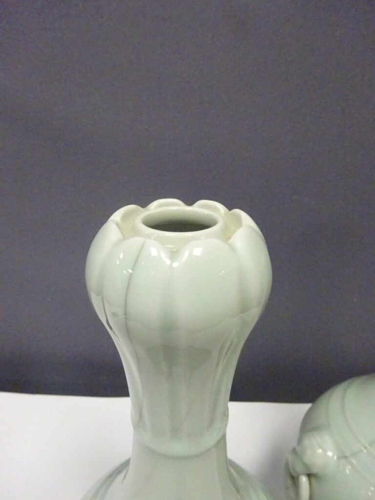 [-] PAIRE DE VASES PIRIFORMES EN CELADON CRAQUELE - Chine - Repose sur un court…