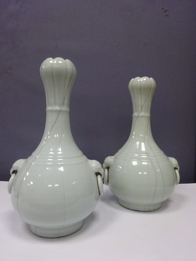 [-] PAIRE DE VASES PIRIFORMES EN CELADON CRAQUELE - Chine - Repose sur un court…