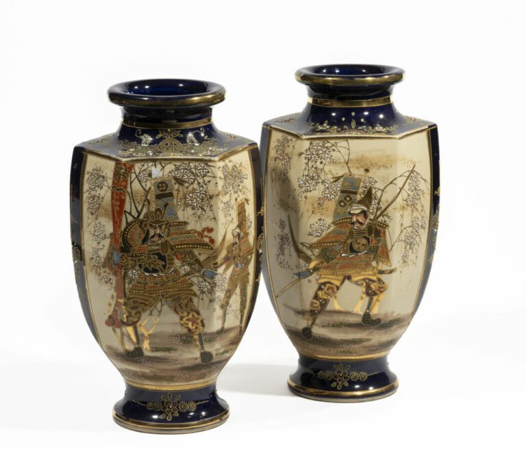 Paire de vases Satsuma balustre à pans coupés en céramique, à decors de guerrie…