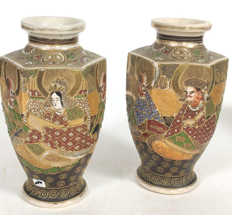 Paire de vases Satsuma en céramique à pans coupés, à décor d'une frise de sages…
