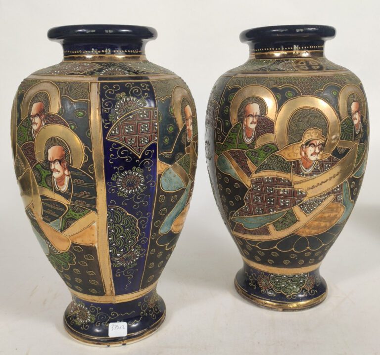 Paire de vases Satsuma en céramique de forme balustre, à décor de divinités sur…