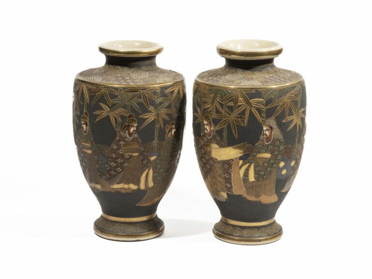 Paire de vases Satsuma en céramique de forme balustre, à décor de guerrriers pa…