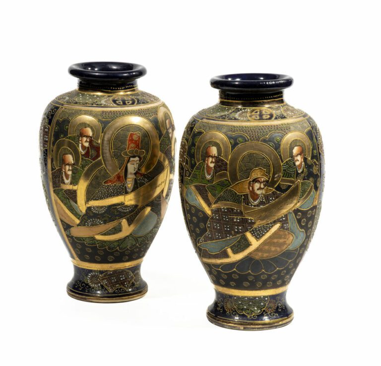Paire de vases Satsuma en céramique de forme balustre, à décor de sages sur fon…