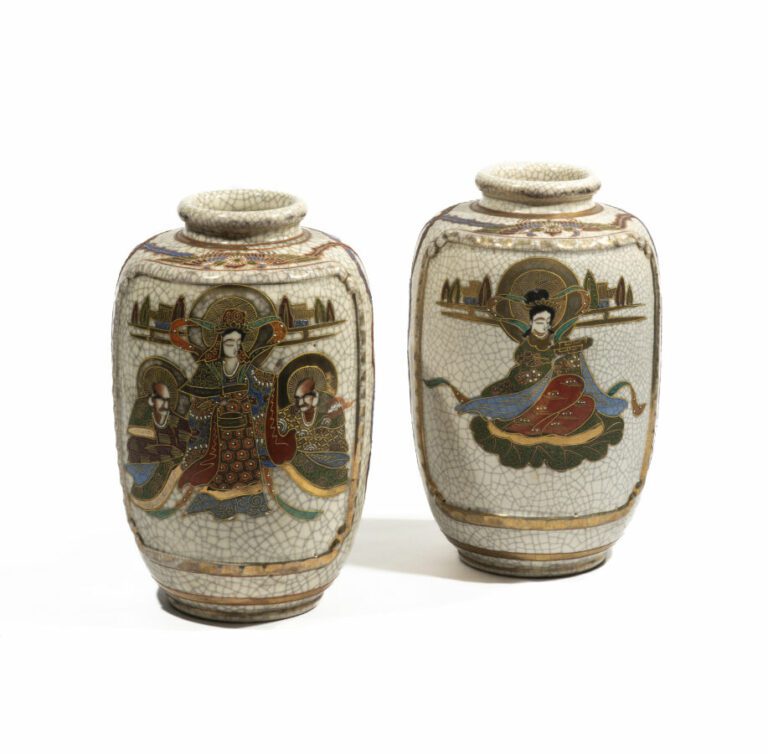 Paire de vases Satsuma en céramique de forme balustre, à décor de scène de pala…