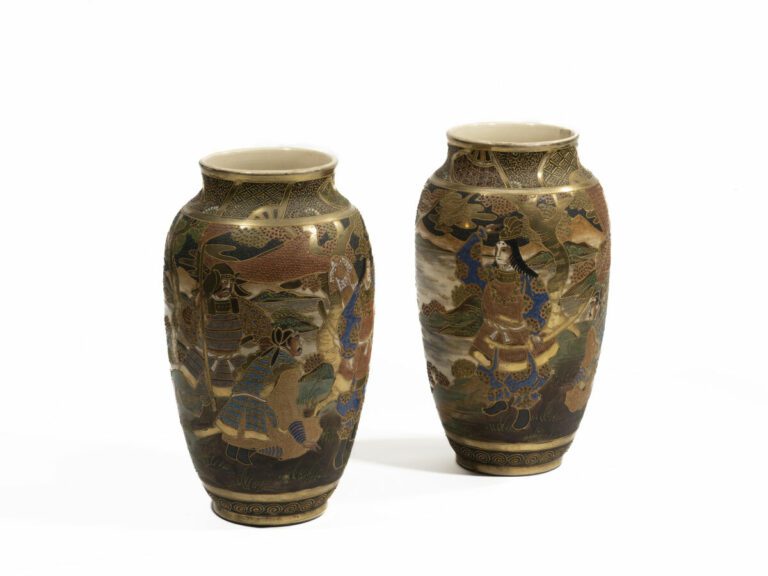 Paire de vases Satsuma ovoîdes en céramique, à décor de guerriers devant un pay…