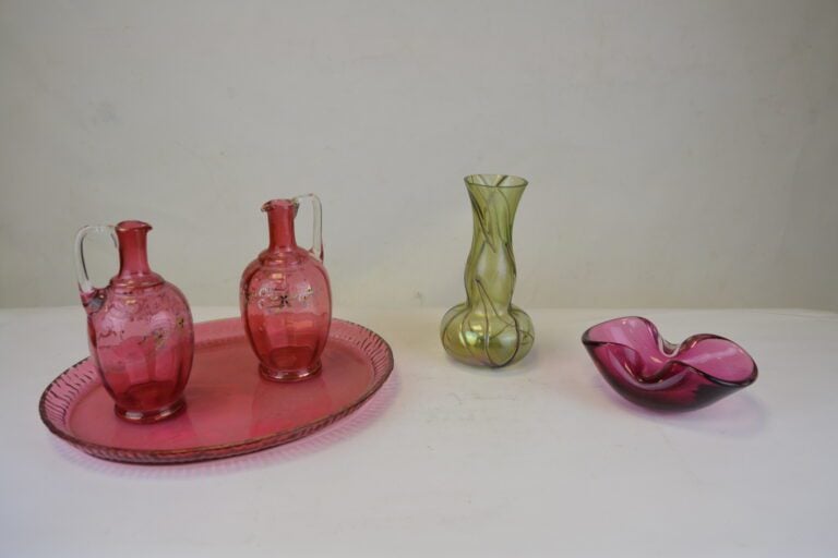 Paire de verseuses sur leur plateau ovale en verre émaillé de fleurs à fond ros…