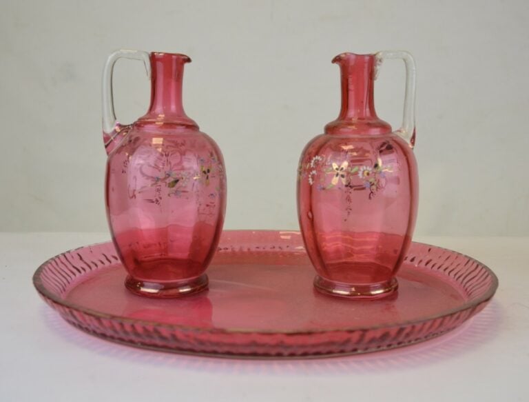 Paire de verseuses sur leur plateau ovale en verre émaillé de fleurs à fond ros…