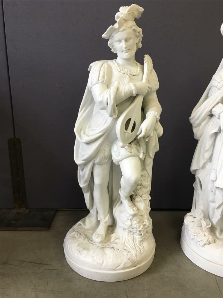 Paire d'importantes statuettes en biscuit, marquées au-dessous, représentant un…