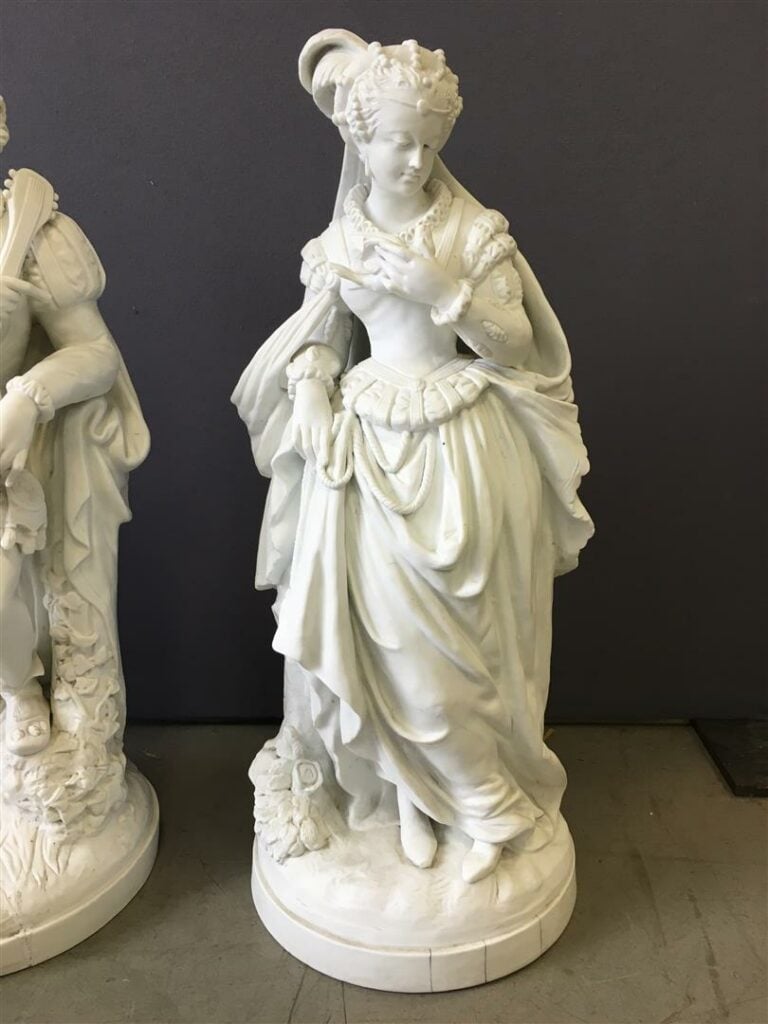 Paire d'importantes statuettes en biscuit, marquées au-dessous, représentant un…