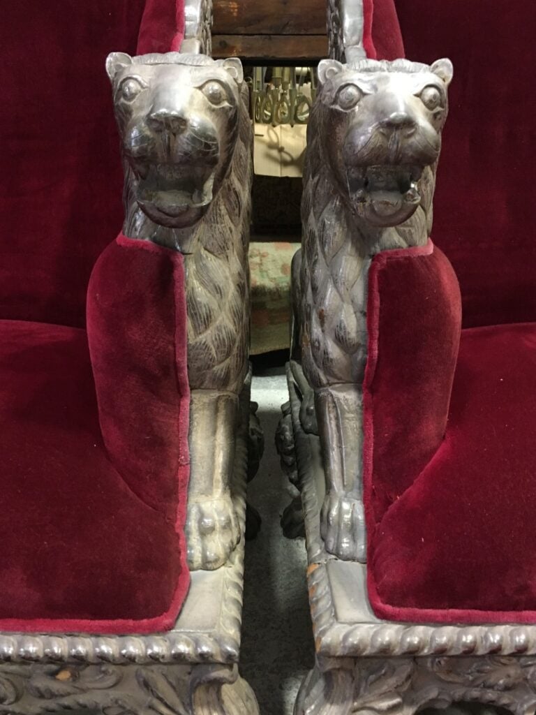 Paire d'importants fauteuils en bois recouverts de feuille d'argent, à riche dé…