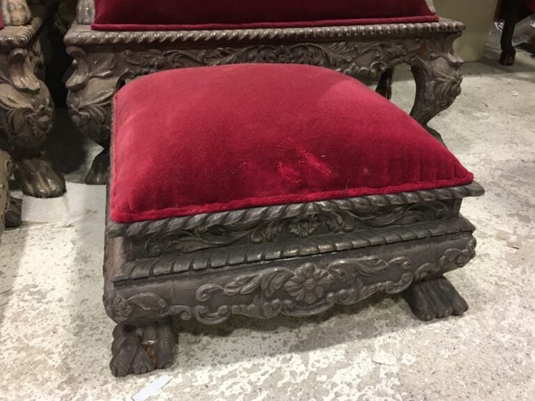 Paire d'importants fauteuils en bois recouverts de feuille d'argent, à riche dé…
