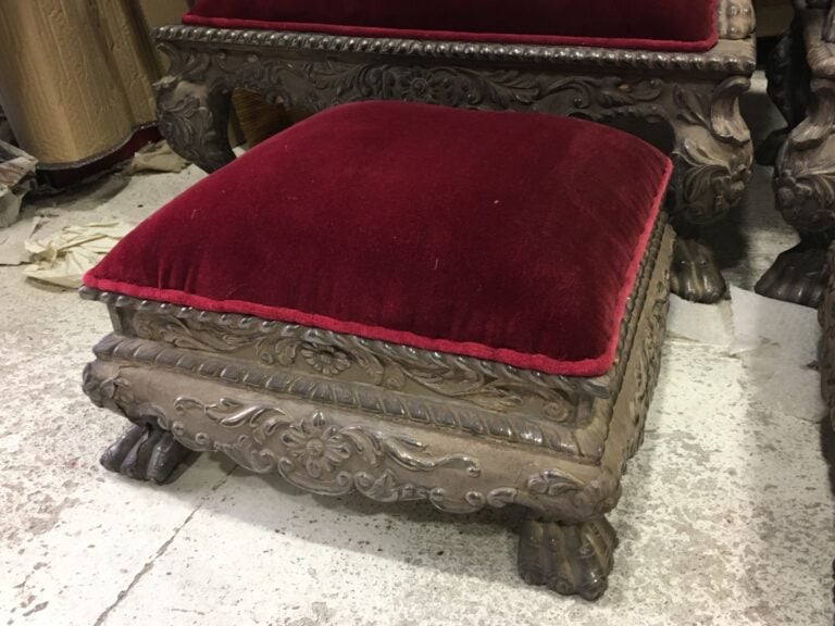 Paire d'importants fauteuils en bois recouverts de feuille d'argent, à riche dé…