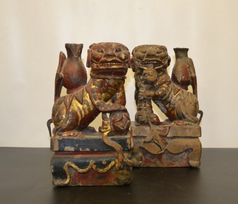 PAIRE OU SUITE DE DEUX (2) CHIEN DE FO EN BOIS LAQUE ROUGE ET OR - Chine, - Le…