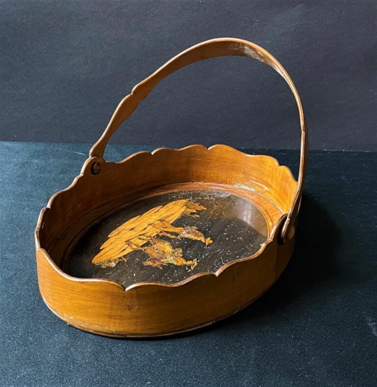 Panier à anse en marqueterie niçoise d'olivier et amarante à décor d'une scène…