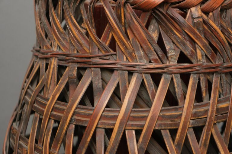 Panier ikebana en bambou en forme de balustre avec une patine brun caramel chau…