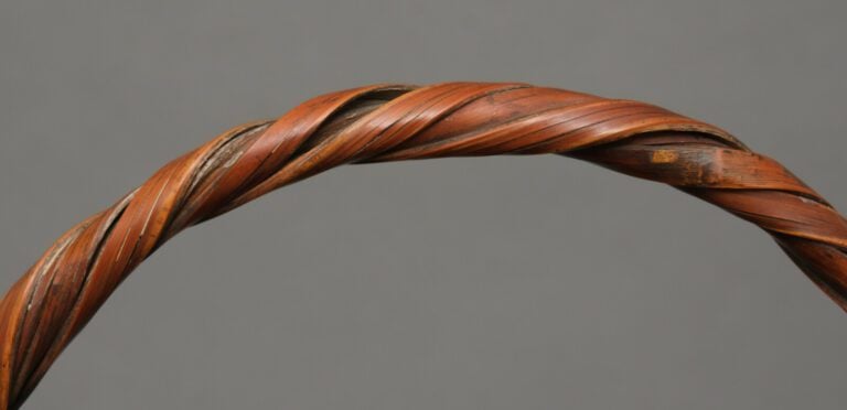 Panier ikebana en bambou en forme de balustre avec une patine brun caramel chau…