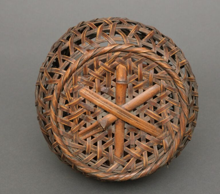 Panier ikebana en bambou en forme de balustre avec une patine brun caramel chau…