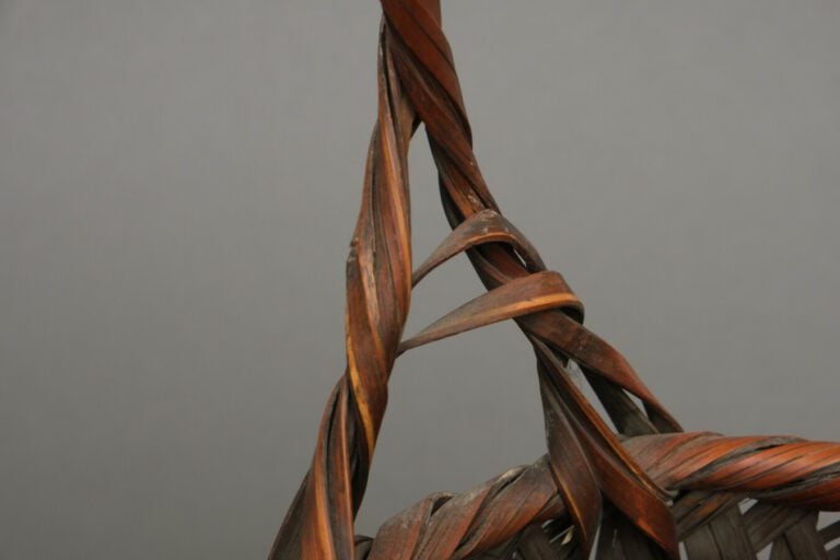 Panier ikebana en bambou en forme de balustre avec une patine brun caramel chau…