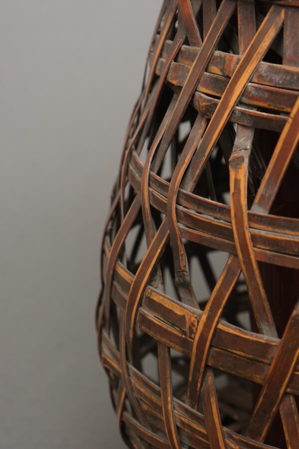 Panier ikebana en bambou en forme de balustre avec une patine brun caramel chau…
