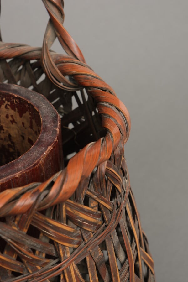 Panier ikebana en bambou en forme de balustre avec une patine brun caramel chau…