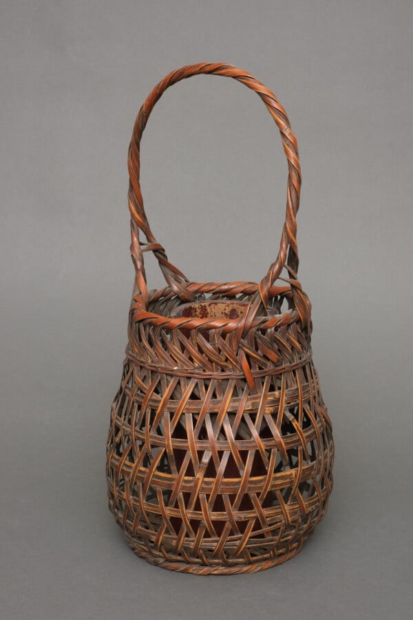 Panier ikebana en bambou en forme de balustre avec une patine brun caramel chau…