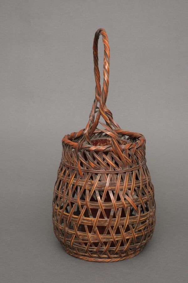 Panier ikebana en bambou en forme de balustre avec une patine brun caramel chau…