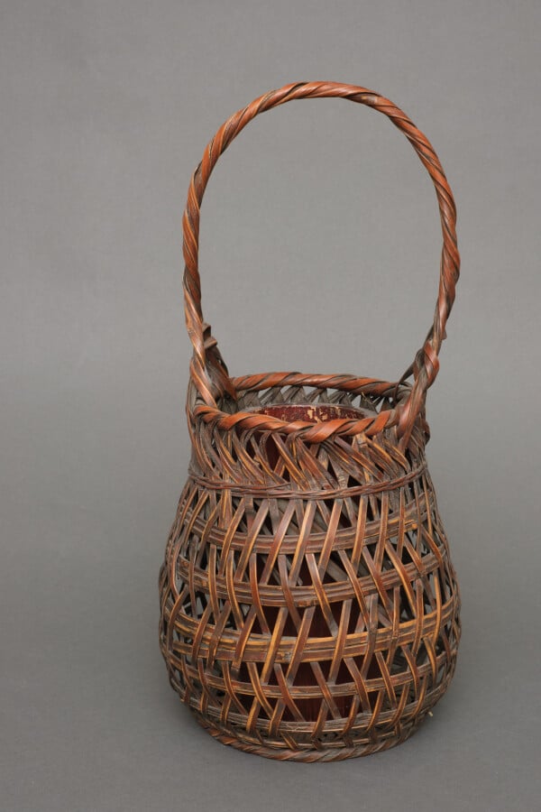 Panier ikebana en bambou en forme de balustre avec une patine brun caramel chau…