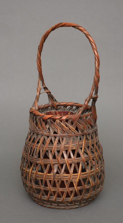 Panier ikebana en bambou en forme de balustre avec une patine brun caramel chau…