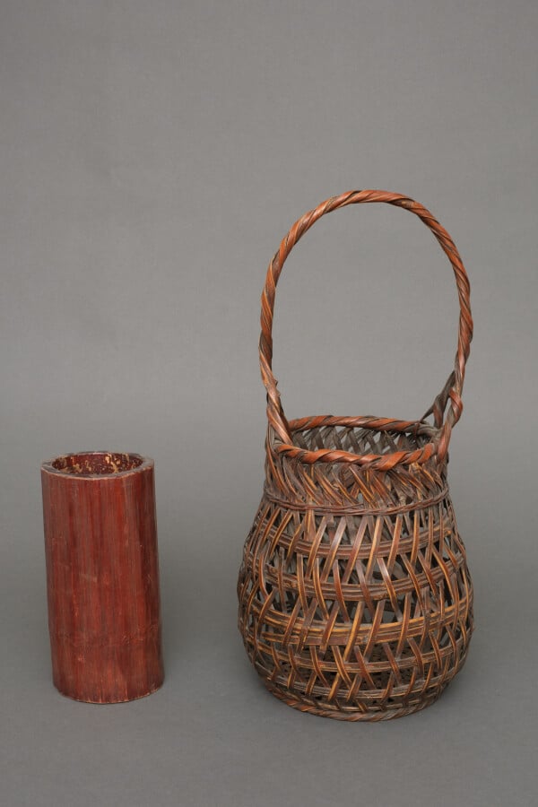 Panier ikebana en bambou en forme de balustre avec une patine brun caramel chau…