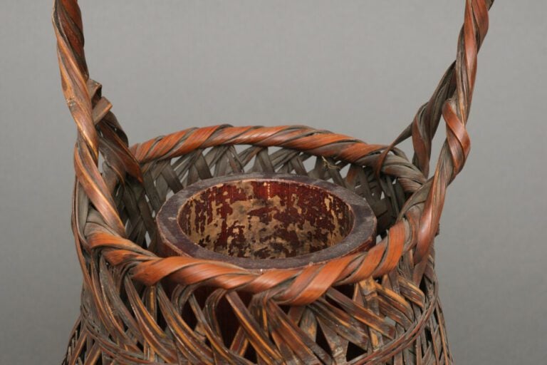 Panier ikebana en bambou en forme de balustre avec une patine brun caramel chau…