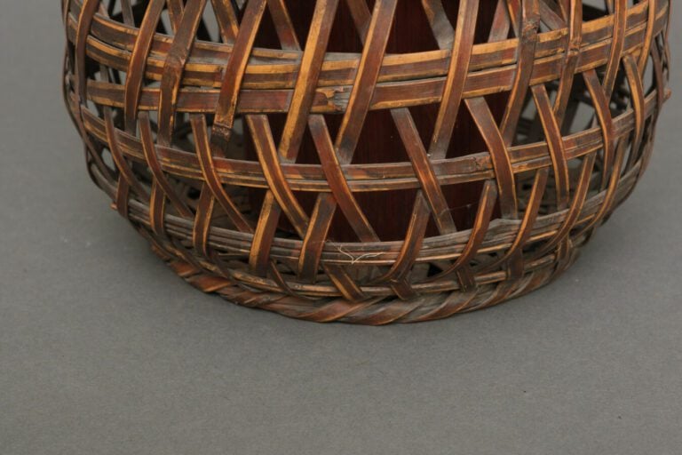 Panier ikebana en bambou en forme de balustre avec une patine brun caramel chau…