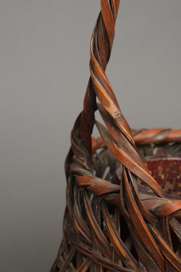 Panier ikebana en bambou en forme de balustre avec une patine brun caramel chau…