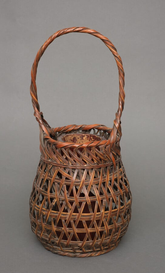 Panier ikebana en bambou en forme de balustre avec une patine brun caramel chau…