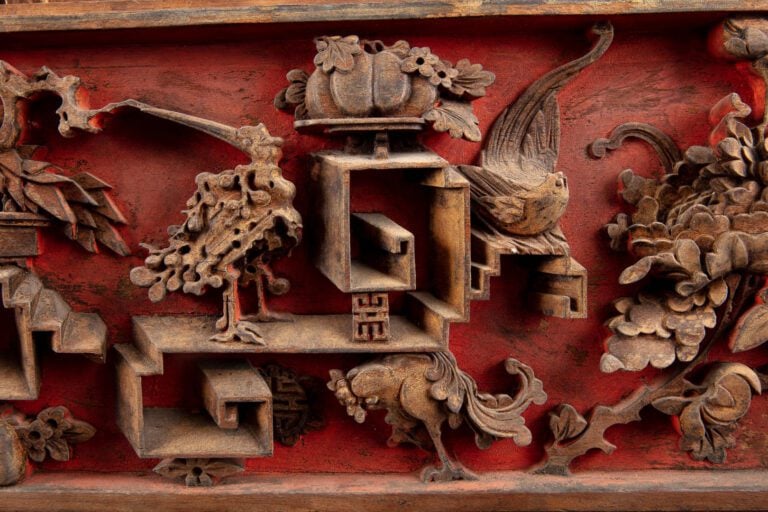 PANNEAU DE BOIS EN LAQUE ROUGE SCULPTE EN RELIEF - Chine - Au décor de vases fl…