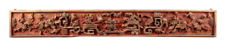 PANNEAU DE BOIS EN LAQUE ROUGE SCULPTE EN RELIEF - Chine - Au décor de vases fl…