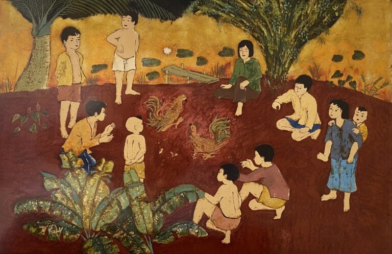 PANNEAU DE BOIS LAQUE - Combat de coqs entouré de personnages - signé en bas à…