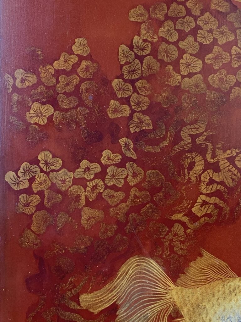 Panneau de bois laqué rouge aux poissons - Vietnam - A décor de paysage lacustr…