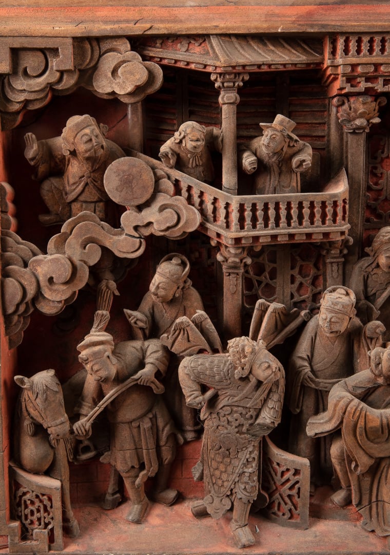 PANNEAU DE BOIS SCULPTE LAQUE ROUGE - Chine - Sculpté en relief à décor de peti…
