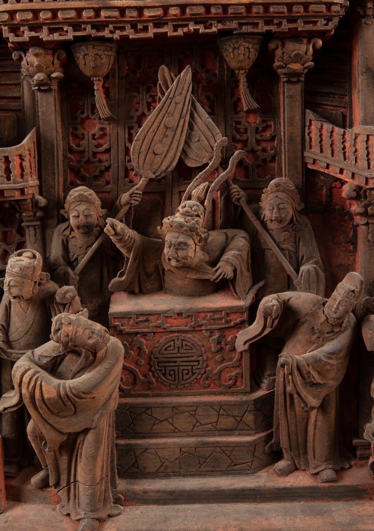 PANNEAU DE BOIS SCULPTE LAQUE ROUGE - Chine - Sculpté en relief à décor de peti…