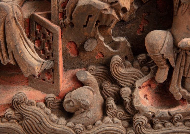 PANNEAU DE BOIS SCULPTE LAQUE ROUGE - Chine - Sculpté en relief à décor de peti…