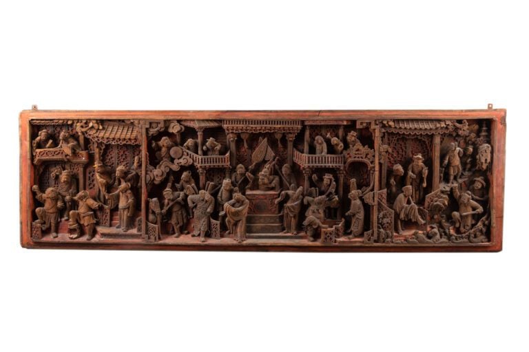 PANNEAU DE BOIS SCULPTE LAQUE ROUGE - Chine - Sculpté en relief à décor de peti…