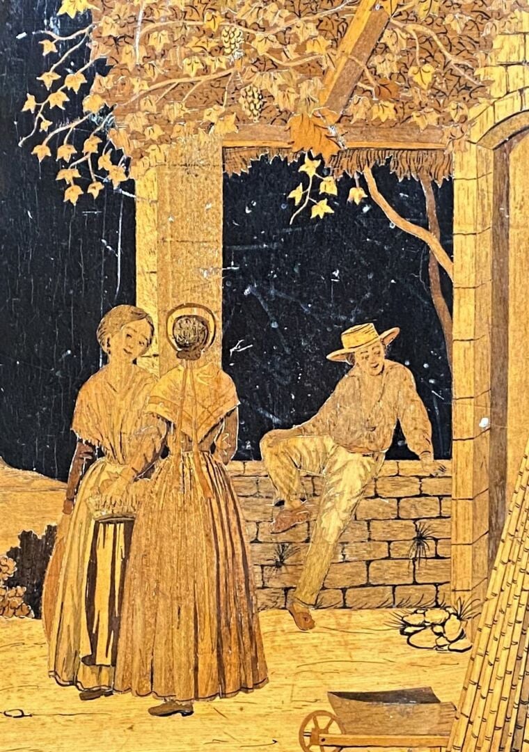 Panneau en marqueterie niçoise d'olivier et amarante figurant un femme au chape…