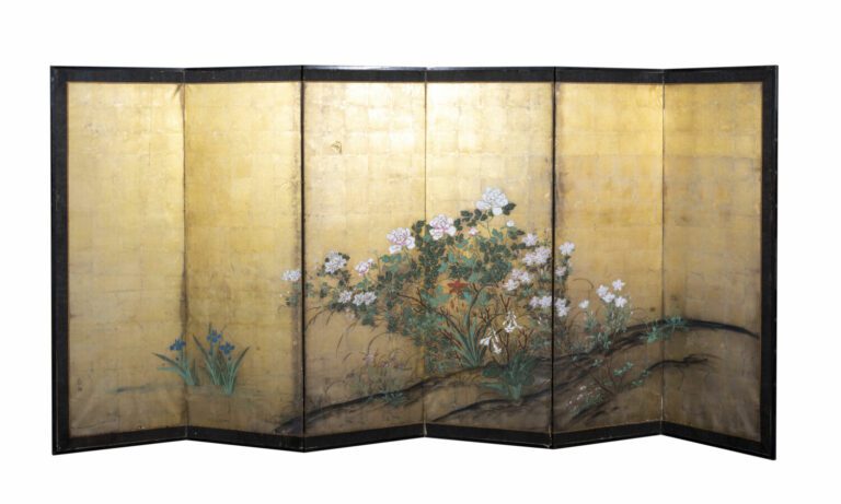 Paravent Byobu à six panneaux à décor peint de fleurs de chrysanthèmes et orchi…